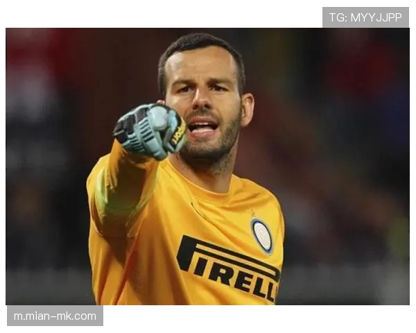 特写：39岁门将汉达诺维奇替补登场，完成职业生涯告别战