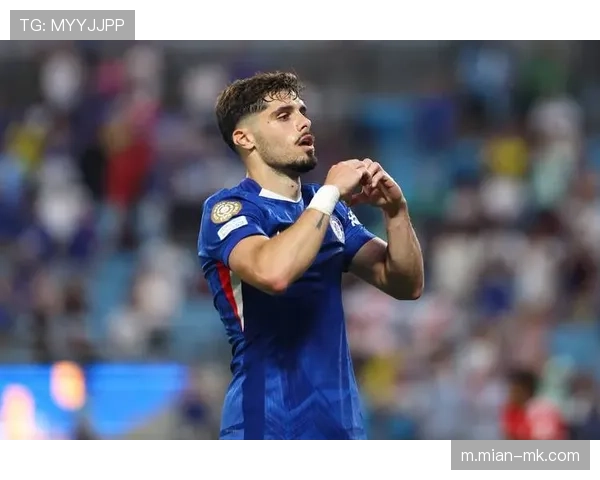 终场哨响，切尔西球员帕尔默低头离场神情沮丧