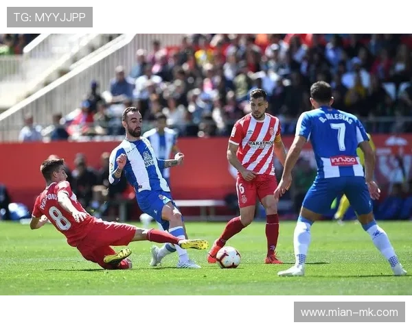 赫罗纳vs巴萨补时阶段争议判罚，VAR未介入引发双方球员激烈争执